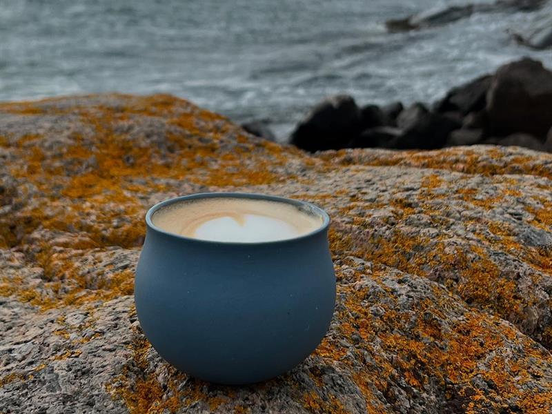 Kaffekopp på svaberg
