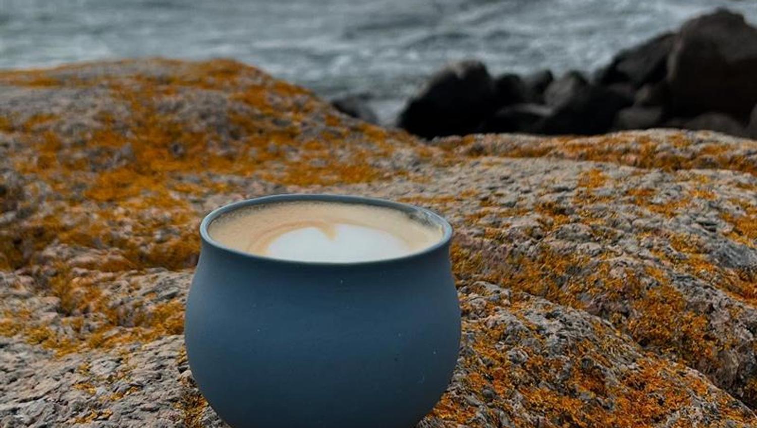 Kaffekopp på svaberg