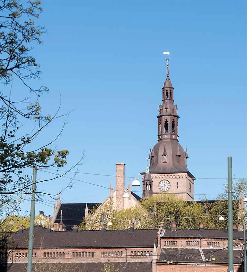the roof of the buildings in Kirkeristen with the roofs of oslo cathedral in the background