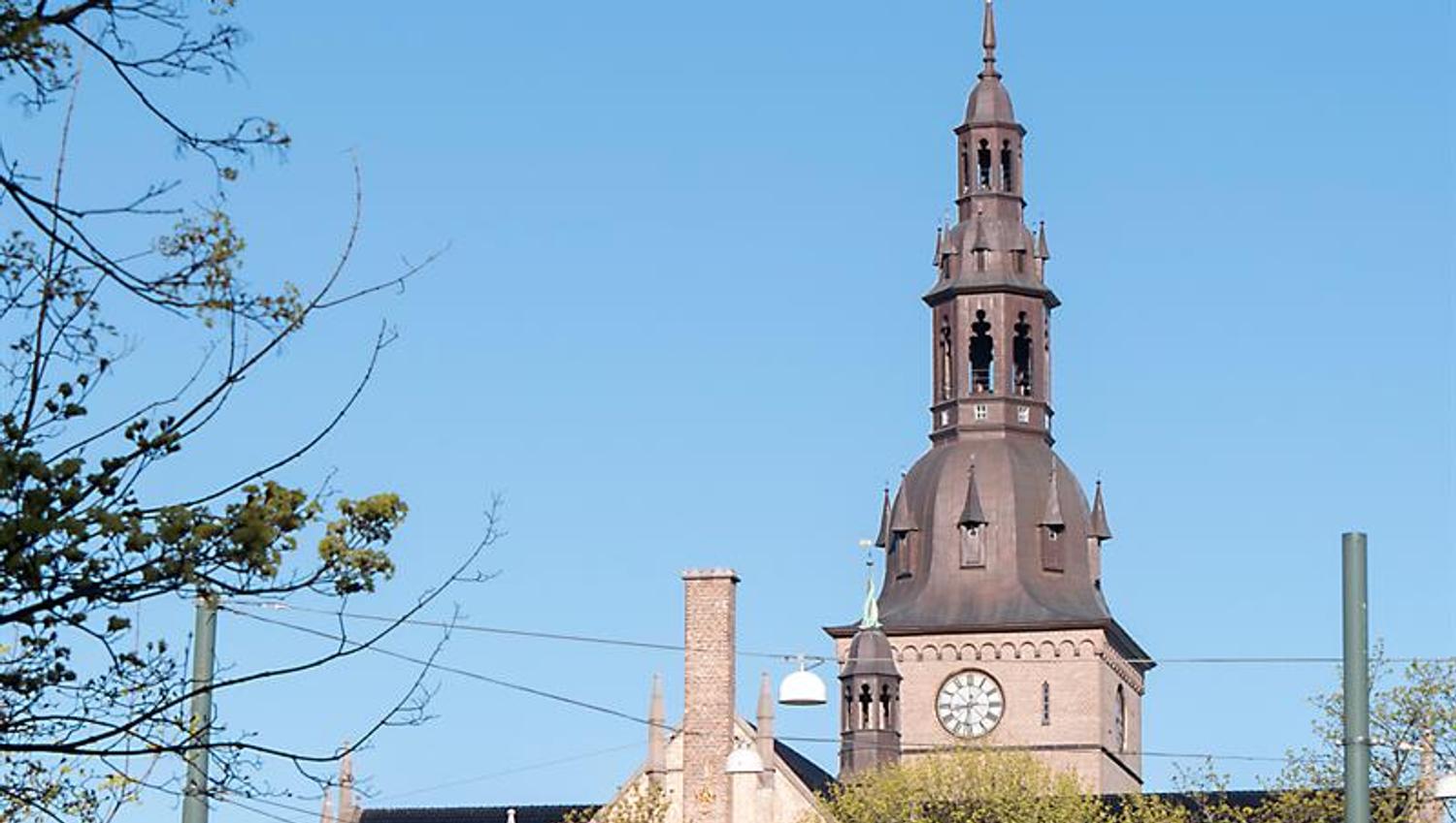 the roof of the buildings in Kirkeristen with the roofs of oslo cathedral in the background