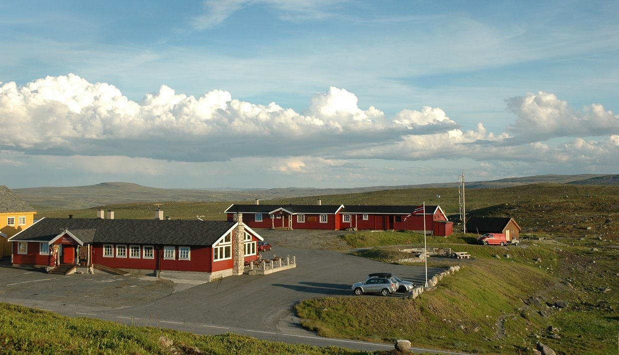 Dyranut Fjellstova mountain lodge with a blue sky in the background.