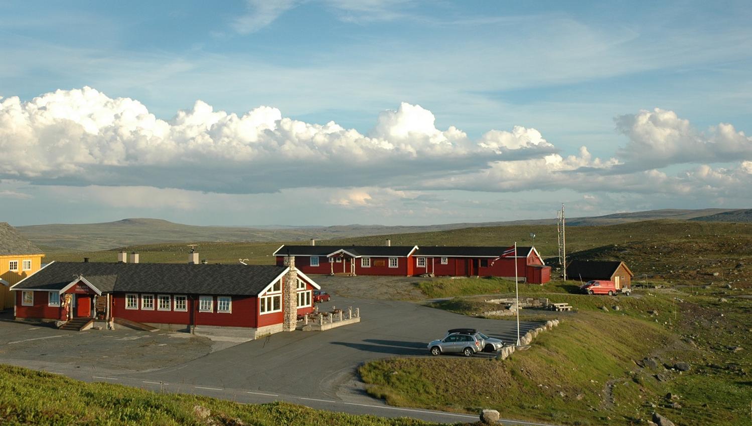 Dyranut Fjellstova mountain lodge with a blue sky in the background.