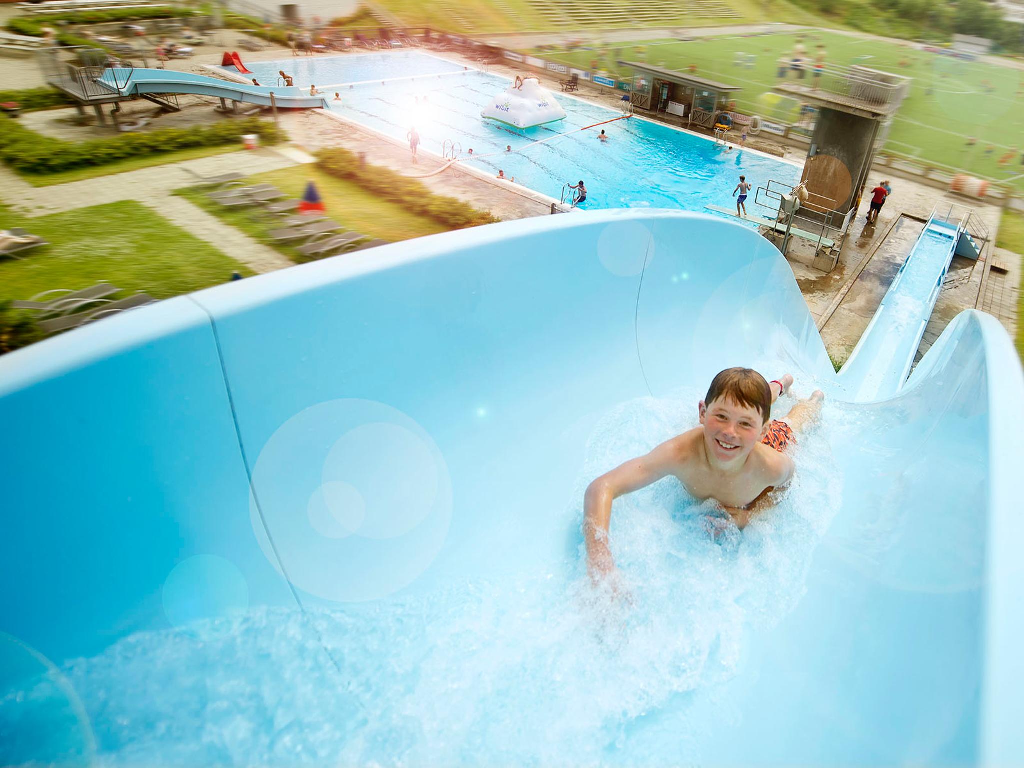 Long outdoor slide 