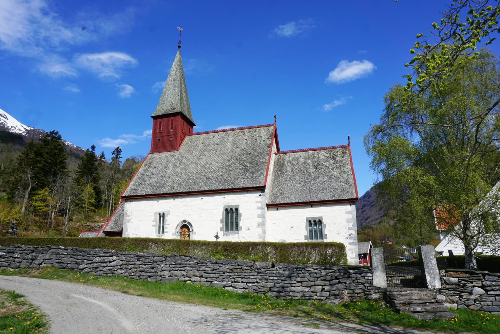 Dale Steinkyrkje, Luster