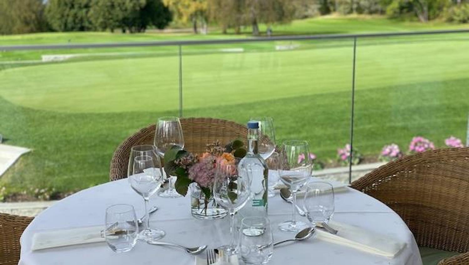 Bord med nydelig utsikt mot golfbanen.