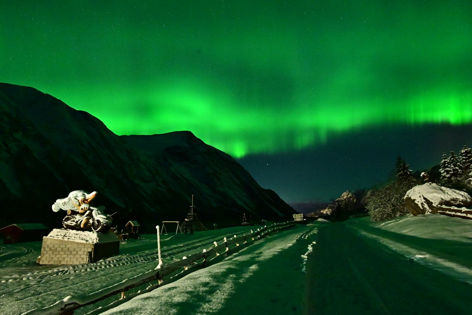 Trollstigen Gjestegård in northern lights