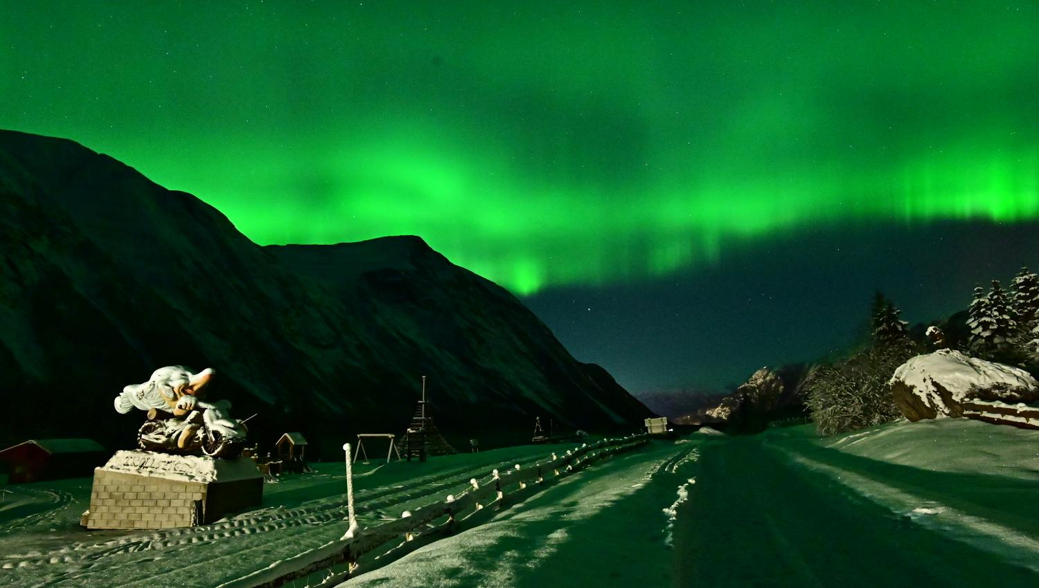 Trollstigen Gjestegård in northern lights