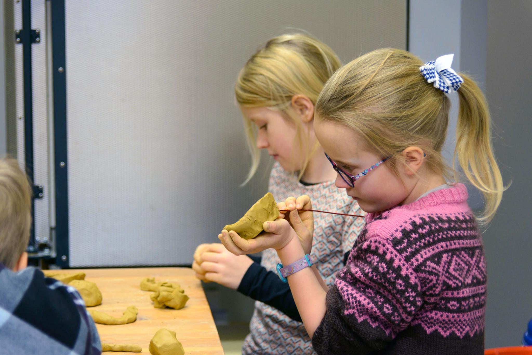 Lek med leire på Egersund Fayancemuseum