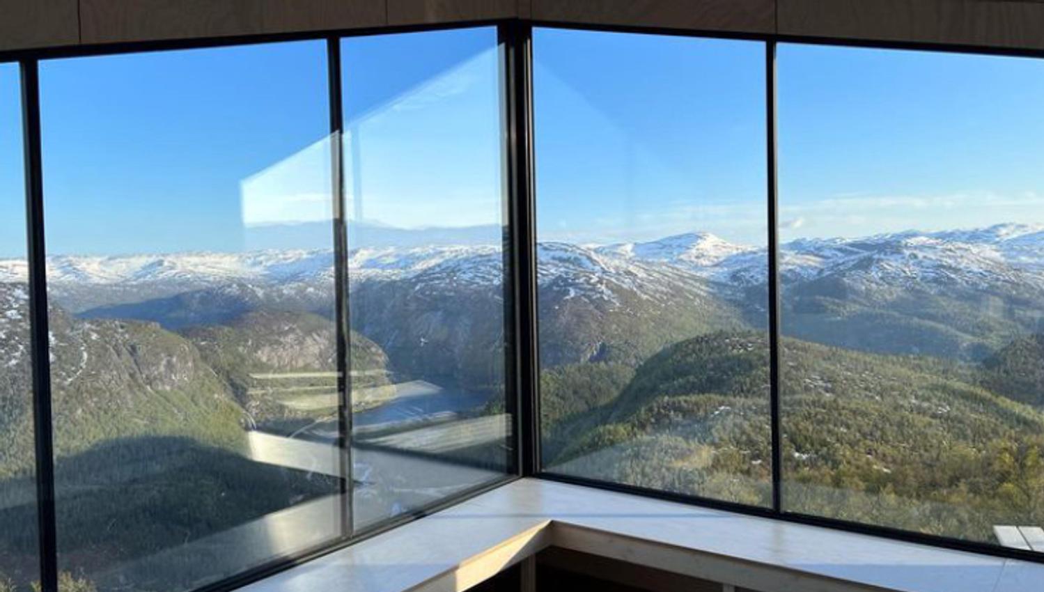 Innendørs i Jarebu med panoramautsikt