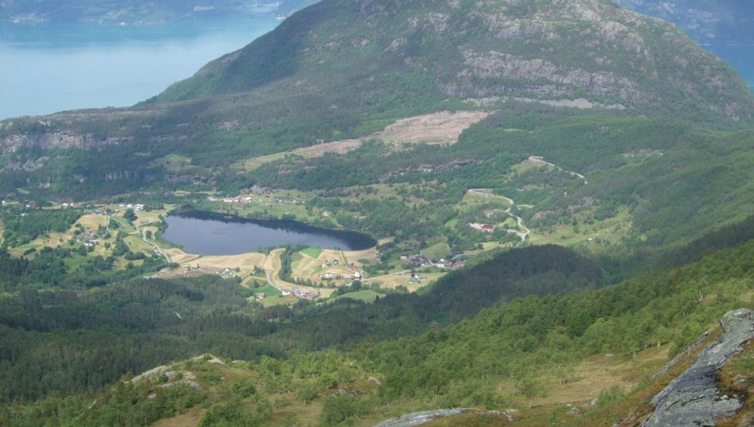 utsikt over Herandvatnet frå Såtesteinane