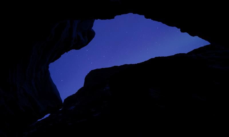 Starsky seen through a gap in the mountain