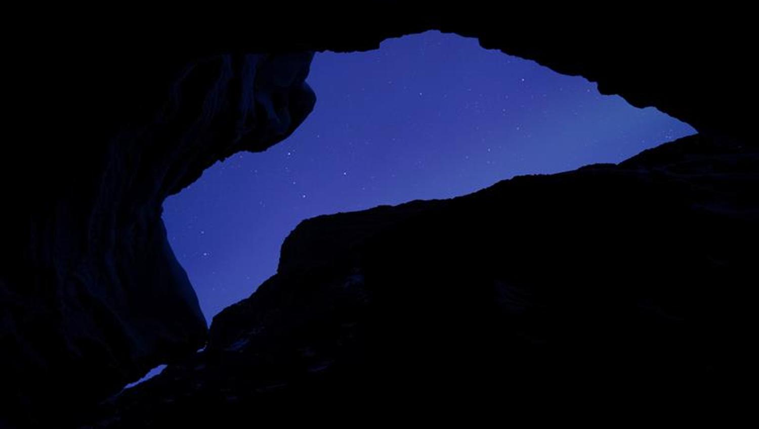 Starsky seen through a gap in the mountain