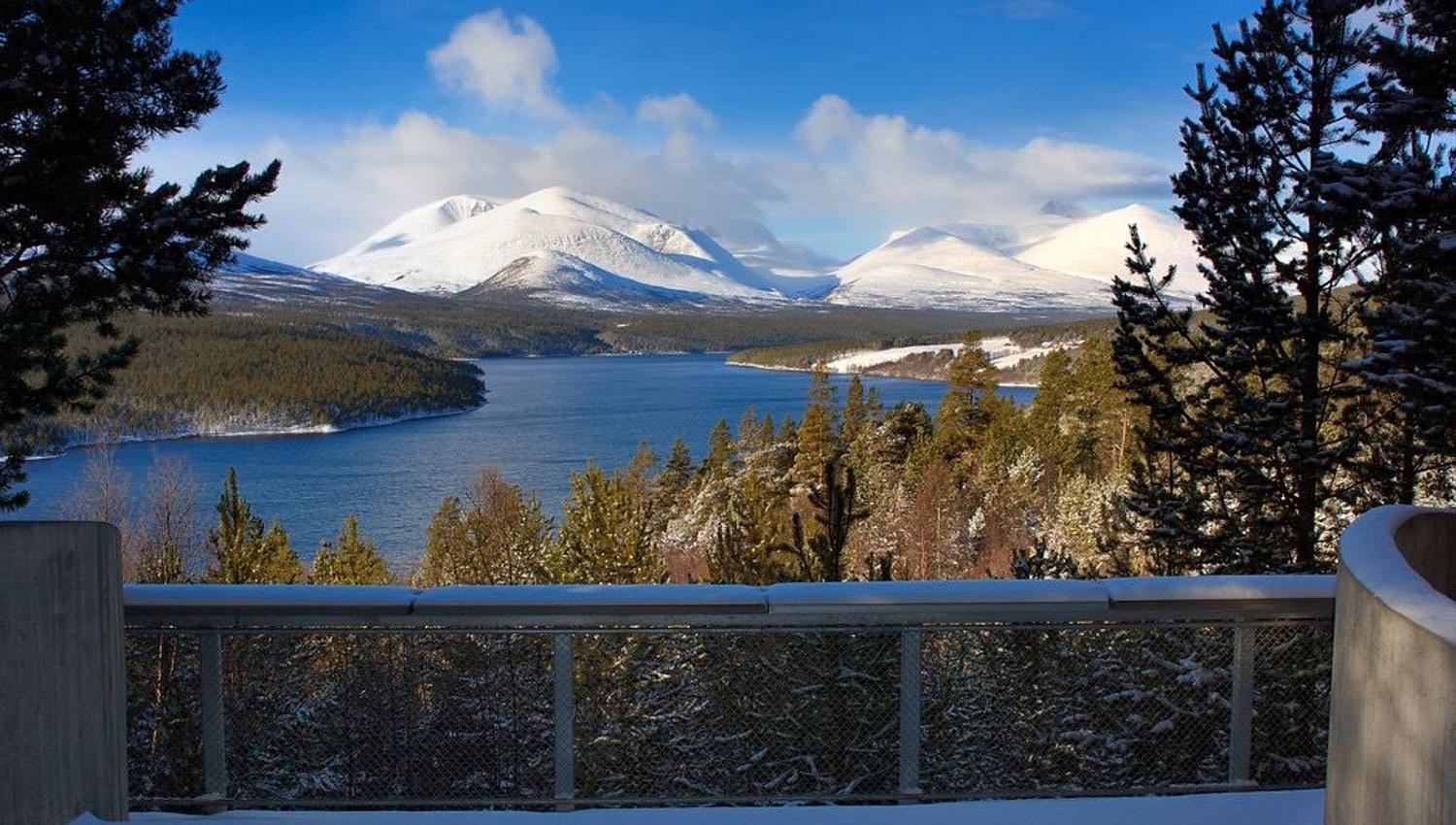 Vinterlig utsikt allerede i oktober mot Rondane og Atnsjøen fra Sohlbergplassen utsiktsplass på Nasjonal turistveg Rondane. Arkitekt: Carl-Viggo Hølmebakk.