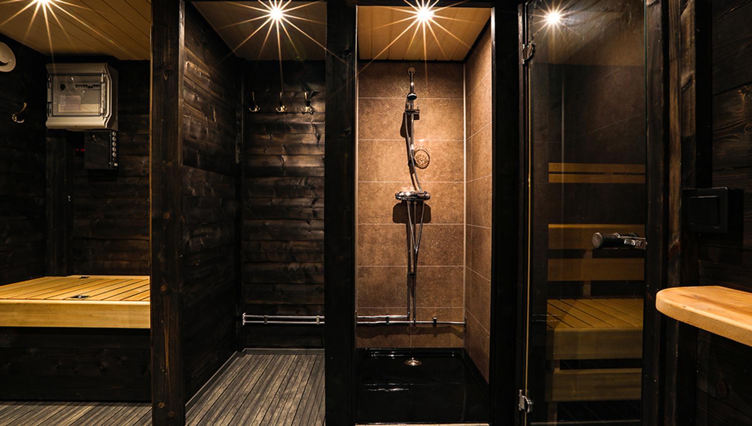 shower and interior on the sauna boat Melvin in Porsgrunn