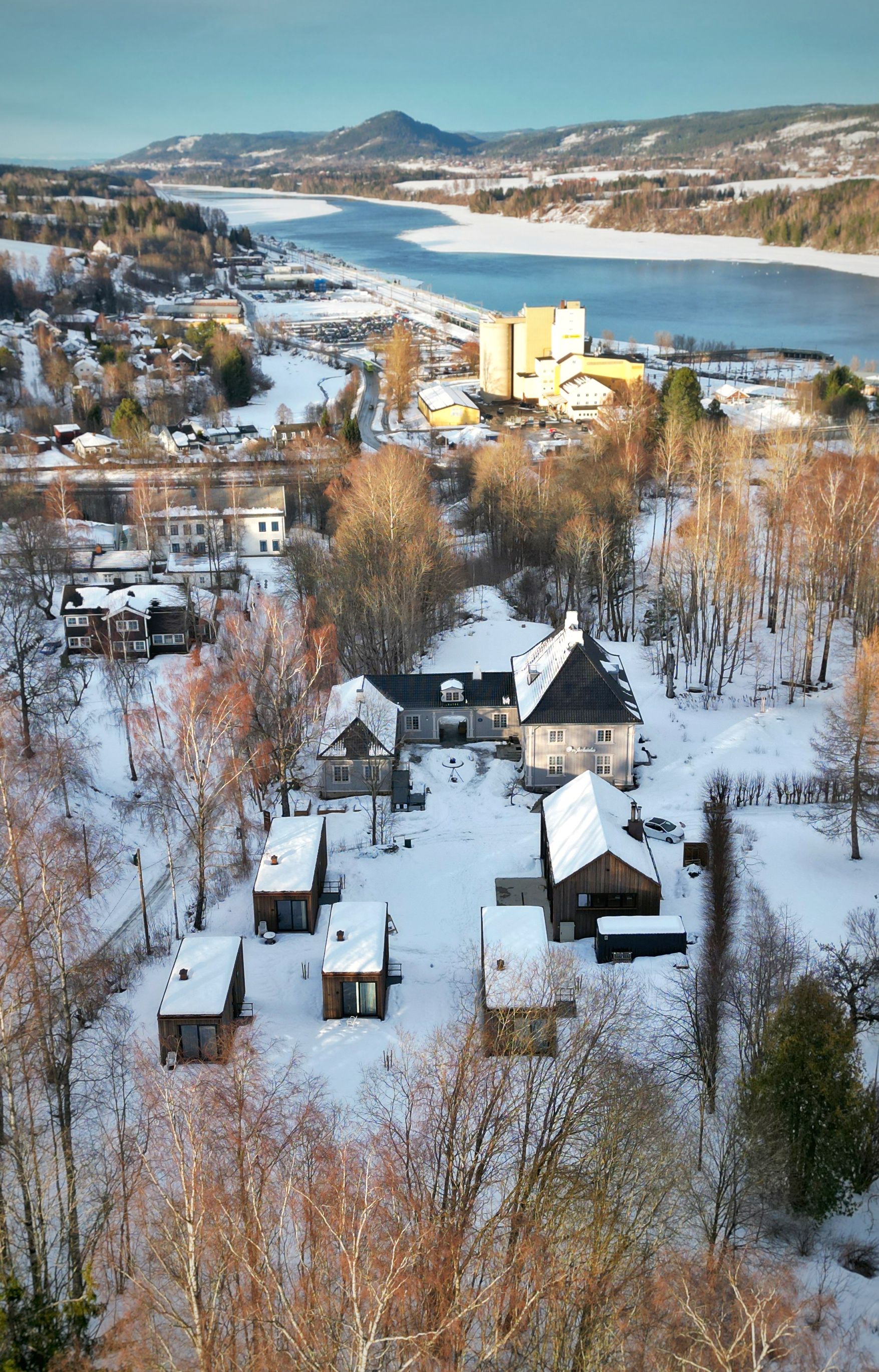 Hus med snø rundt