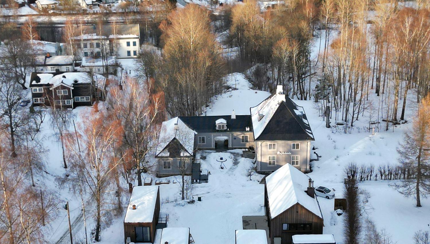 Hus med snø rundt