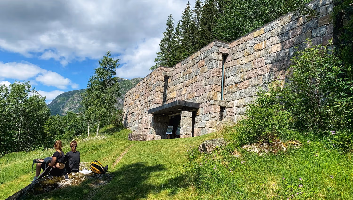 Smørklepp kunstmuseum ein sommardag. Inneheld kunst av Harald Kihle og Henrik Sørensen, Vest-Telemark museum.