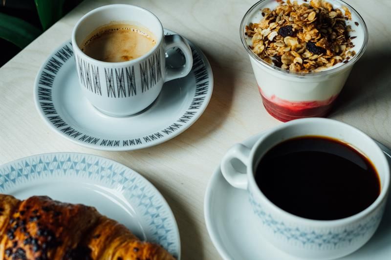 søtbakst, yogurt og kaffee