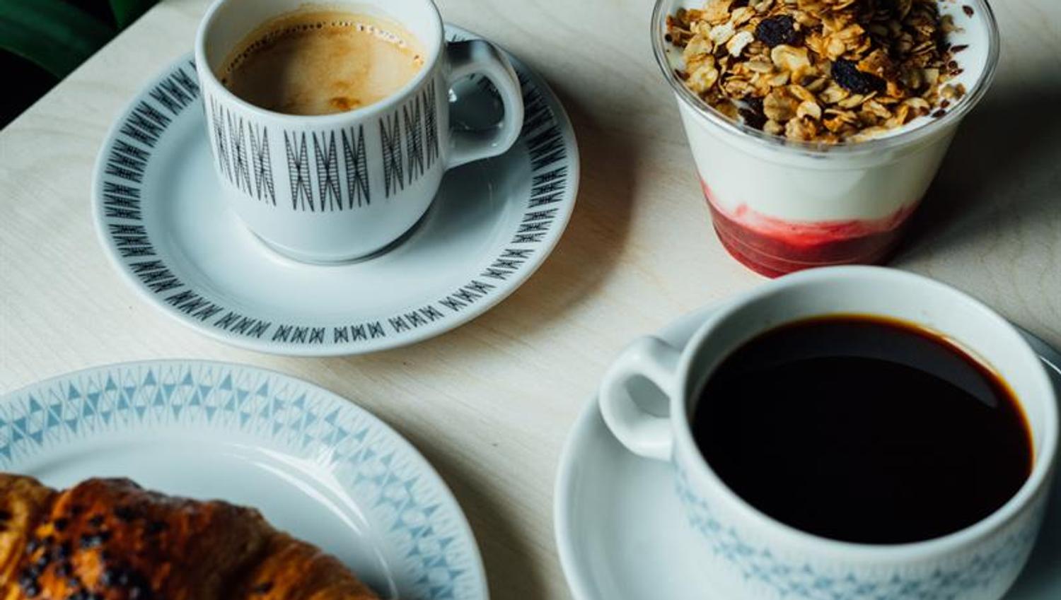 søtbakst, yogurt og kaffee