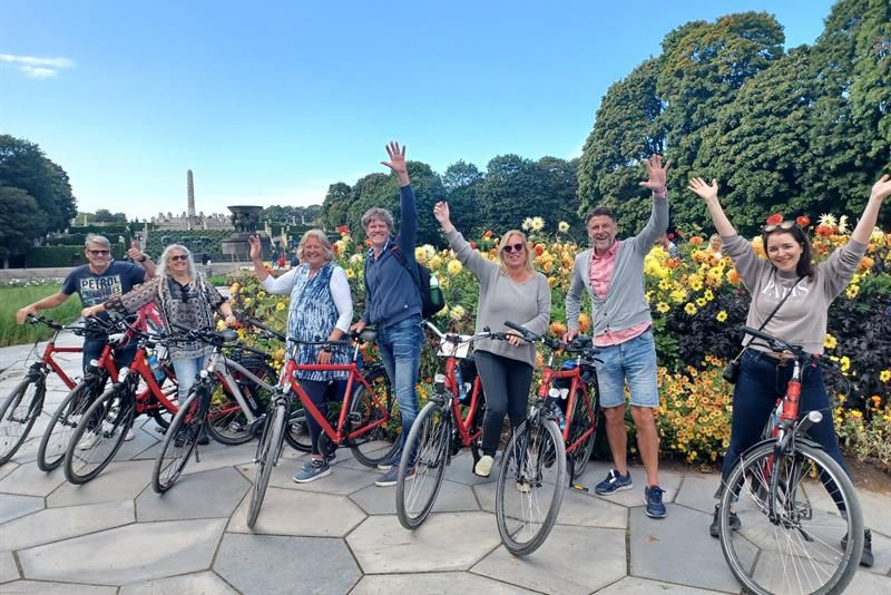 En gjeng med sykler i Vigelandsparken.