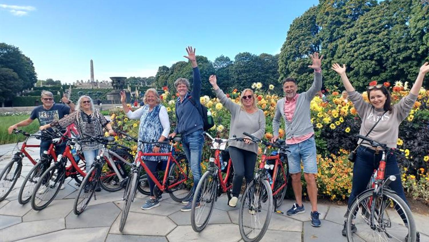 En gjeng med sykler i Vigelandsparken.