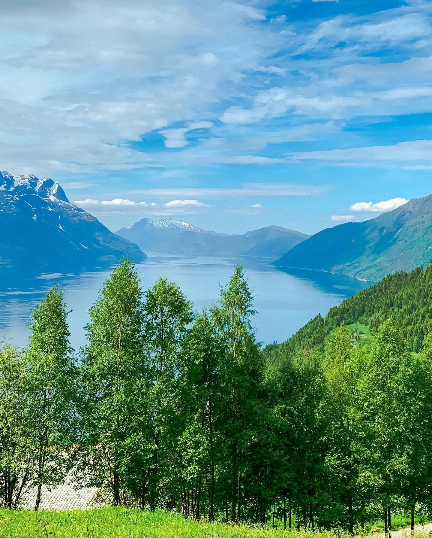 Stunning panoramic view from the Birdbox cabin at Skaara Living on Lotsberg in Nordfjord, surrounded by mountains and fjord landscape.