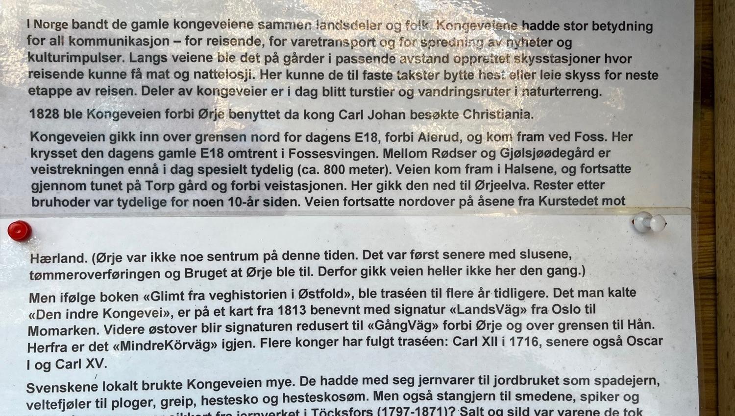 Et skilt med fortellingen om kongeveien