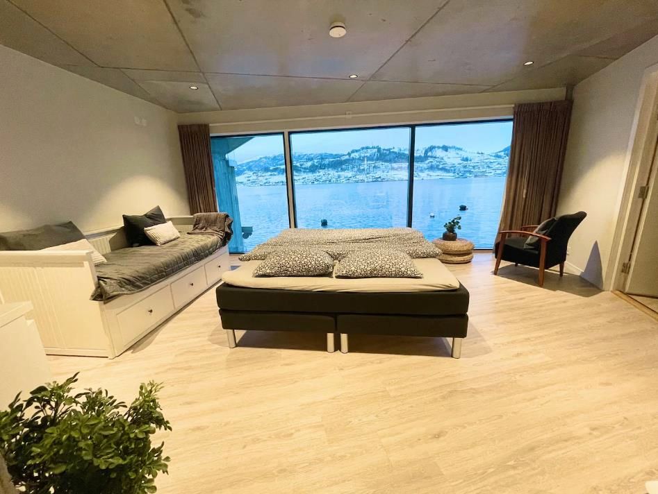 Room with a spectacular view of the Hardangerfjord – beautiful surroundings and modern comfort.