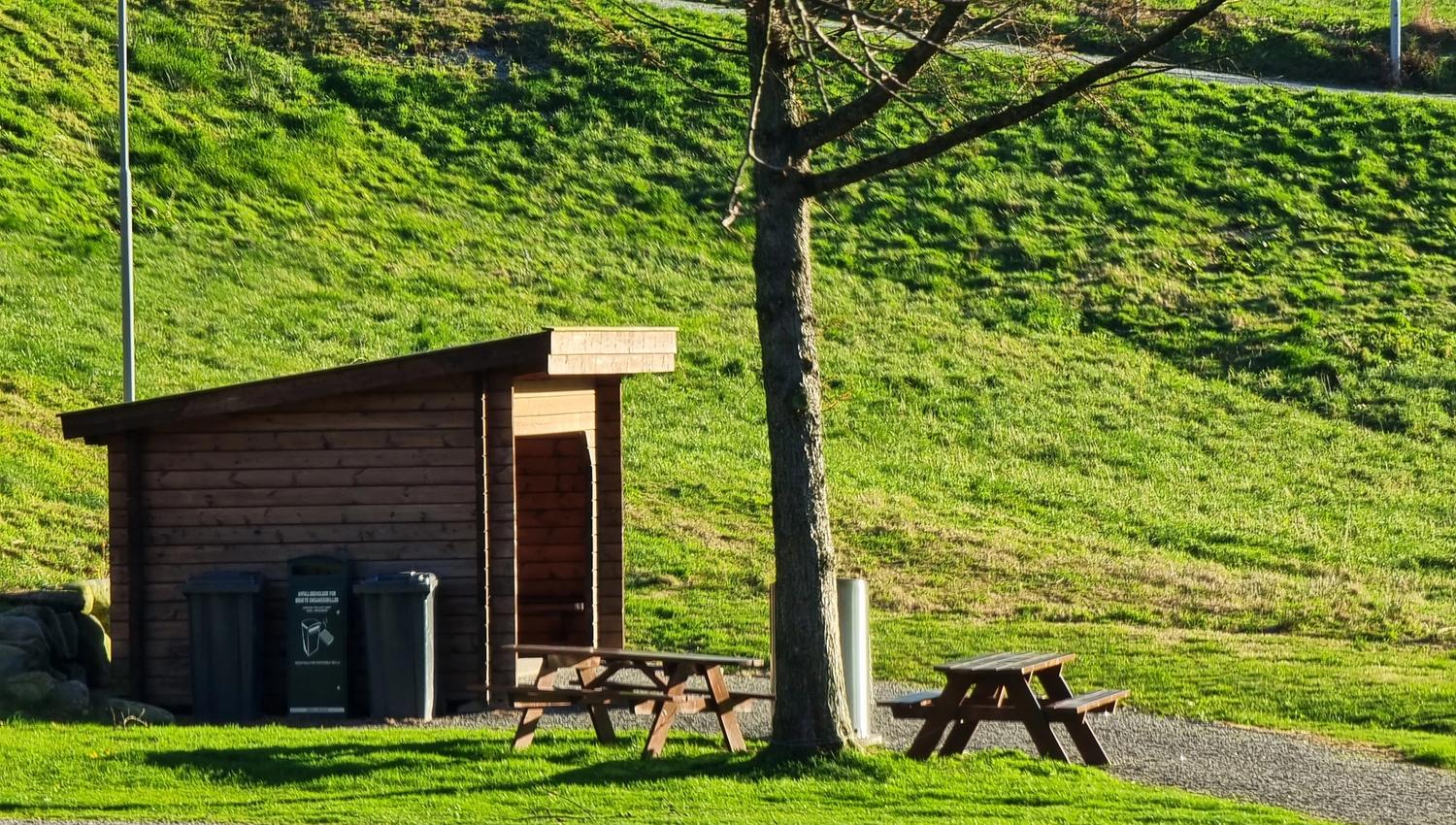 Lean-to shelter