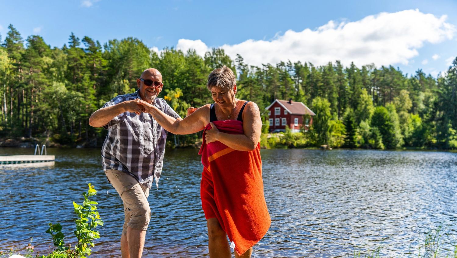 mann hjelper kona opp fra badevannet