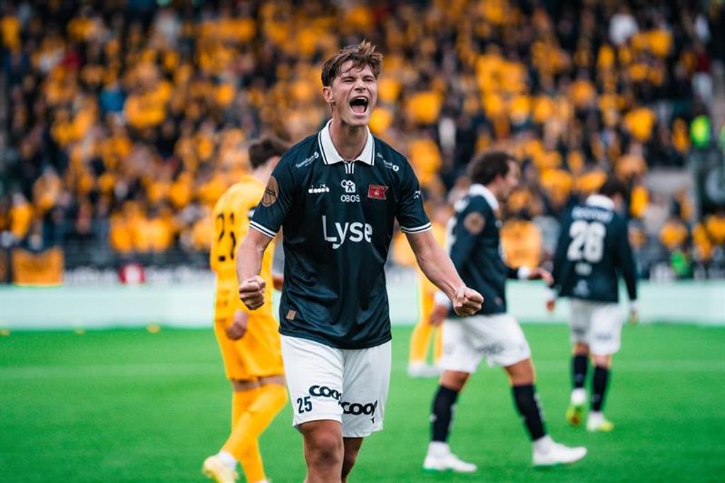 En Viking-spiller jubler etter et mål