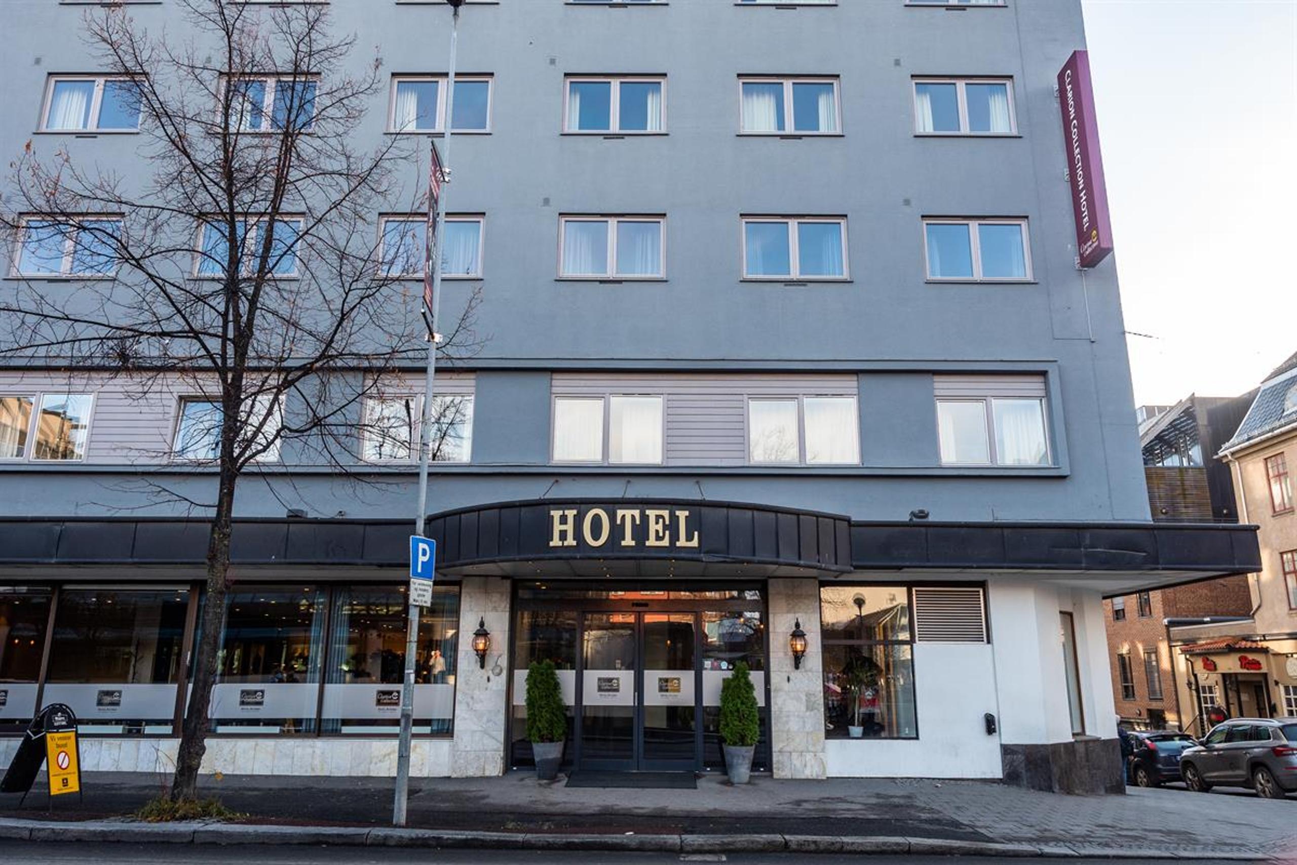Home Hotel Astoria inngang. Hotellfasade sett fra gaten.