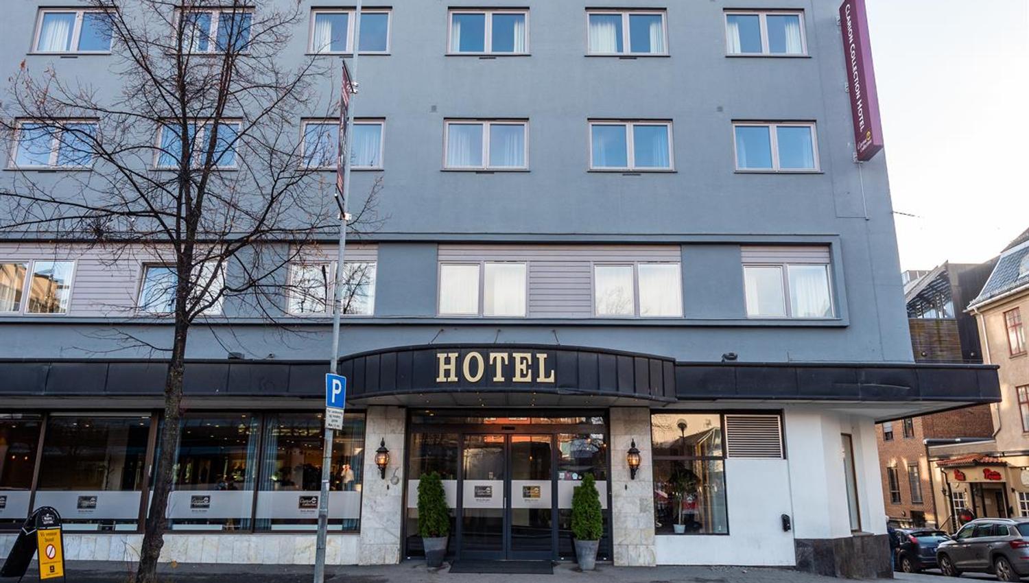 Hotel facade seen from the street.