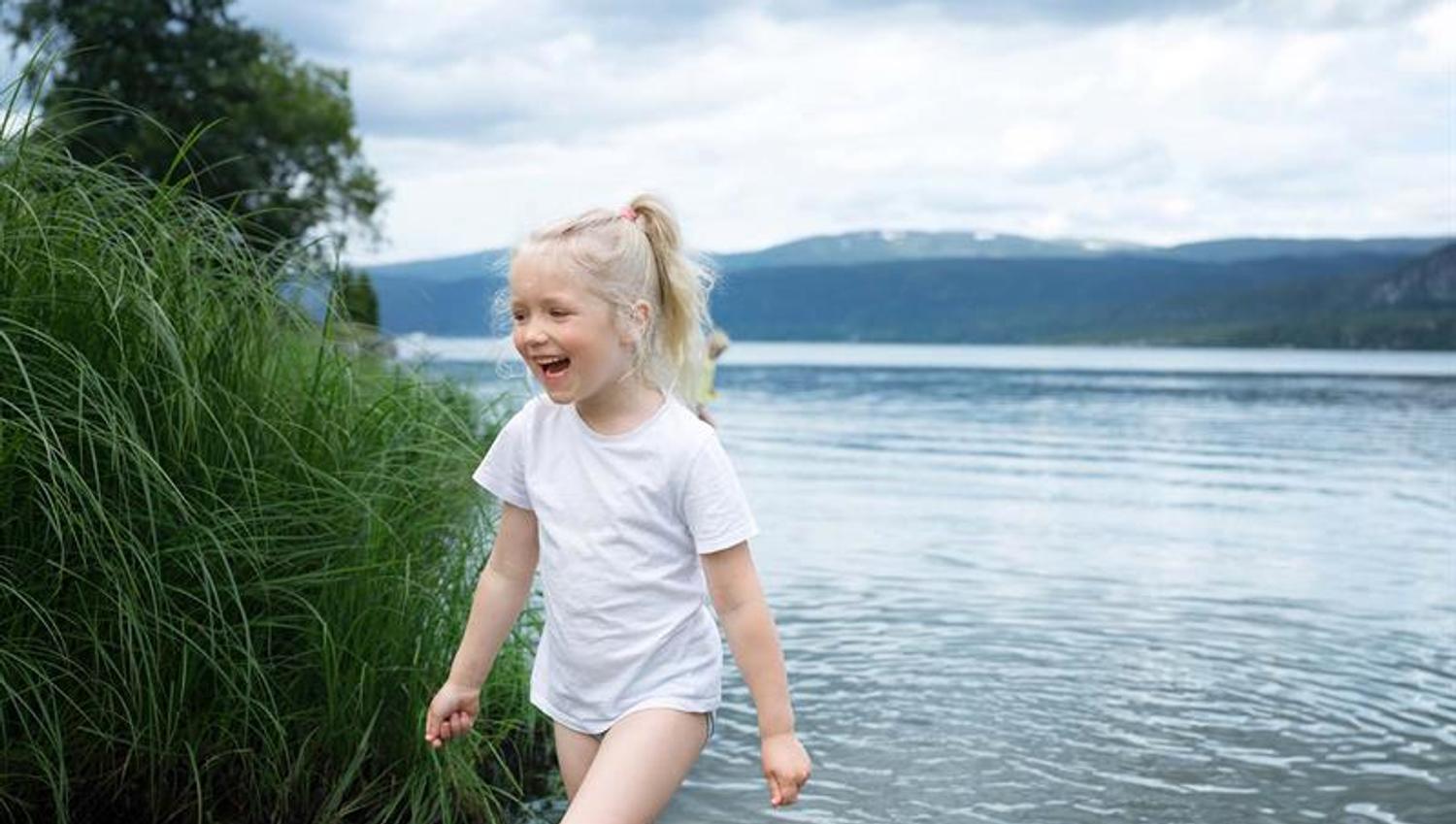 Jente vasser i vannkanten nedenfor Garveriet