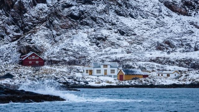 Noen hus ved siden av sjøen