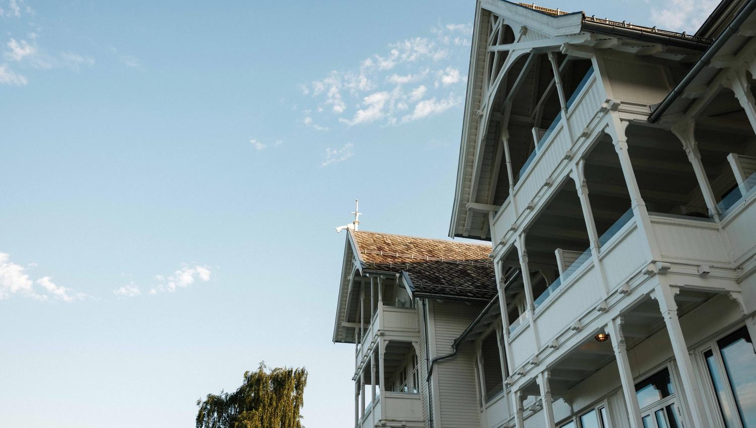 The façade of Thon Hotel Sandven in Norheimsund – a historic Swiss-style hotel overlooking the Hardangerfjord.