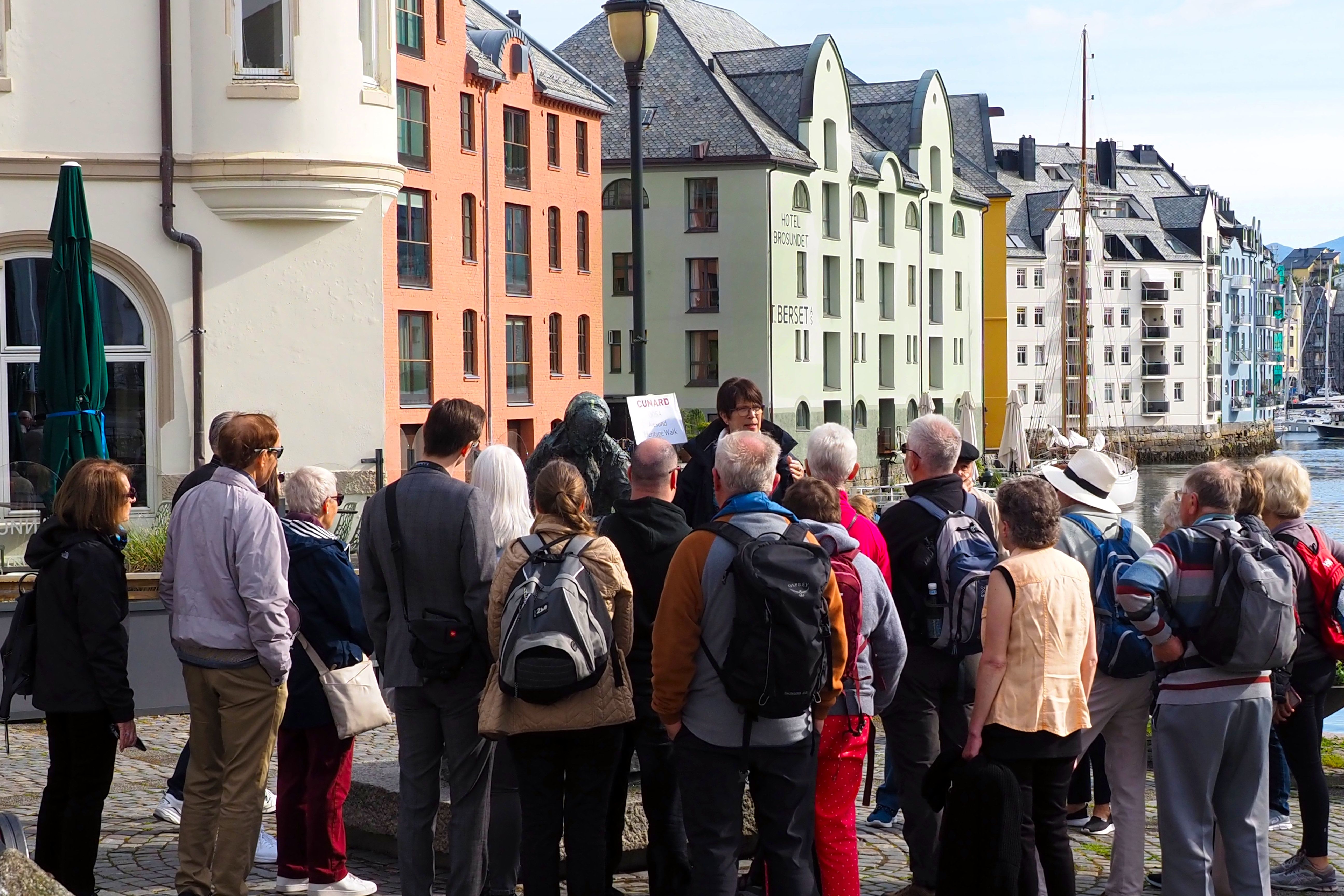 Bli med en av guidene på den populære byvandringen i Ålesund.