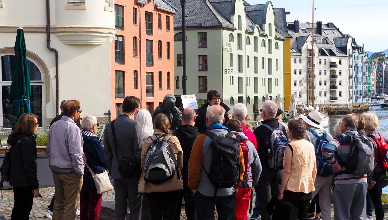 Bli med en av guidene på den populære byvandringen i Ålesund.
