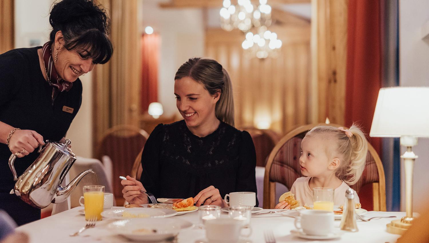 Servering på Restaurant Fjorden på Hotel Union Geiranger