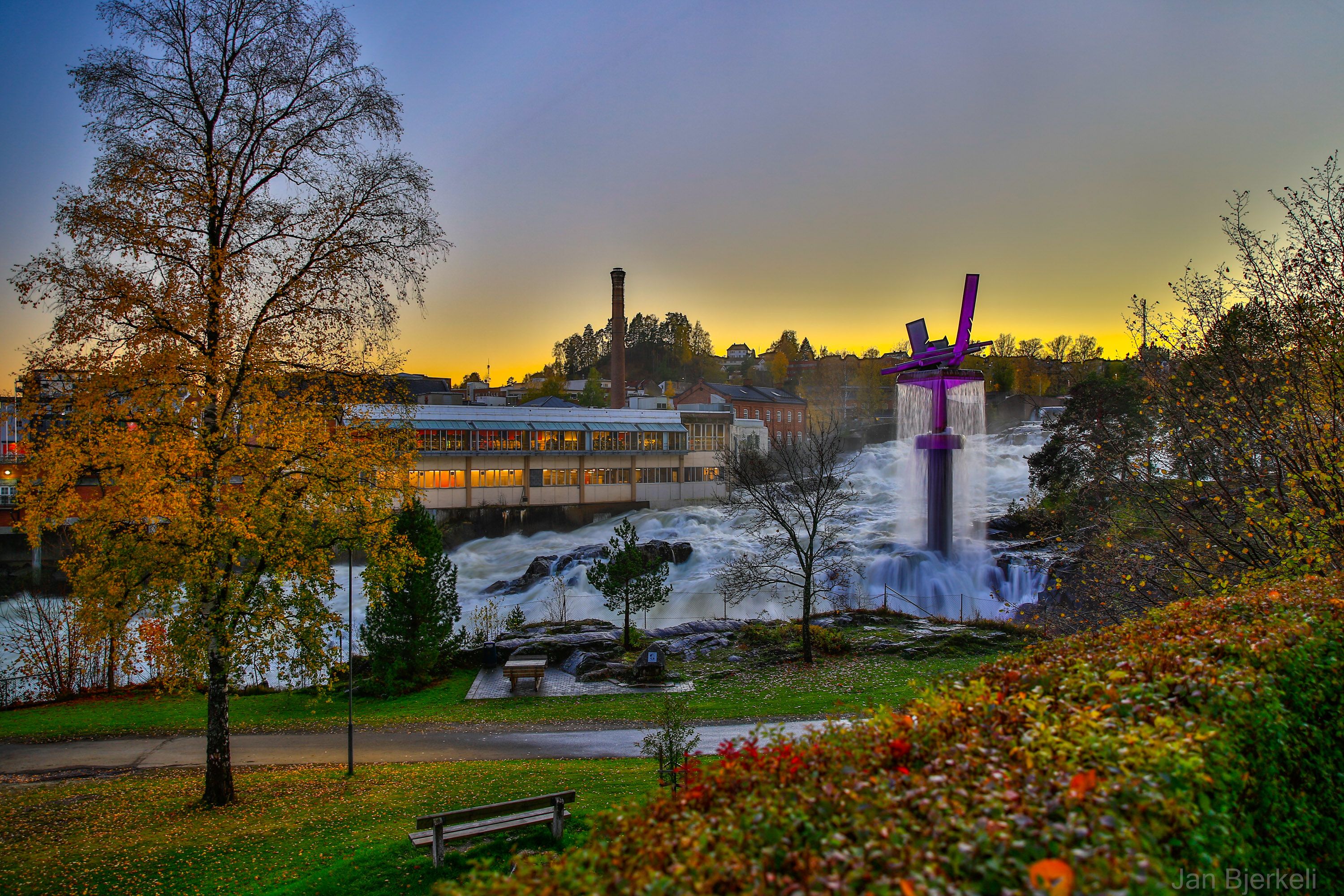 Hønefossen rett ved bobilparkeringen