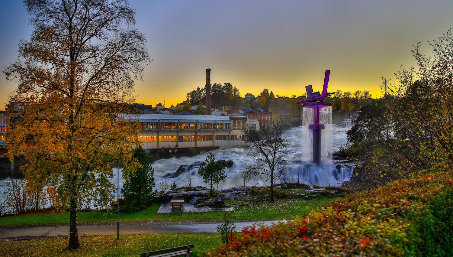 Hønefossen rett ved bobilparkeringen