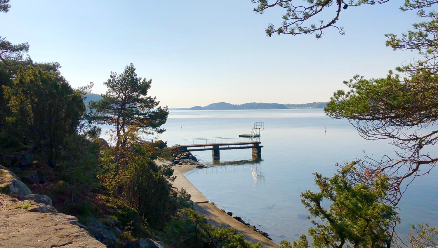 Utsikt mot stupetårnet på Høysand. Foto.