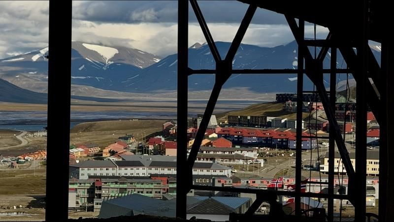 Utsikt over Longyearbyen og inn mot Adventfjorden.