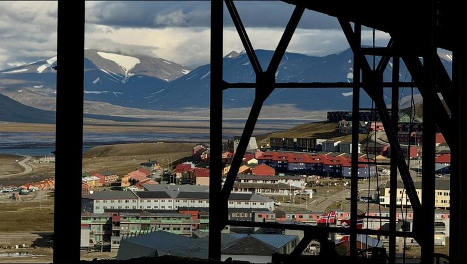 Utsikt over Longyearbyen og inn mot Adventfjorden.