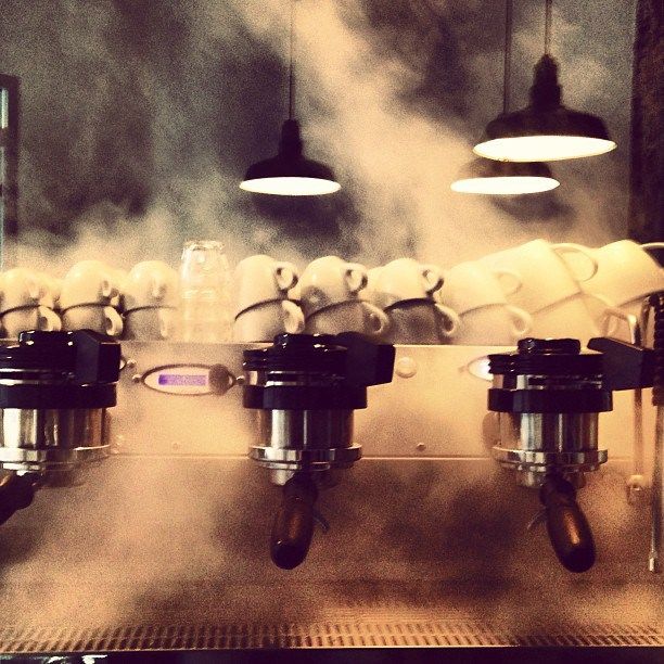kaffemaskin med kopper på