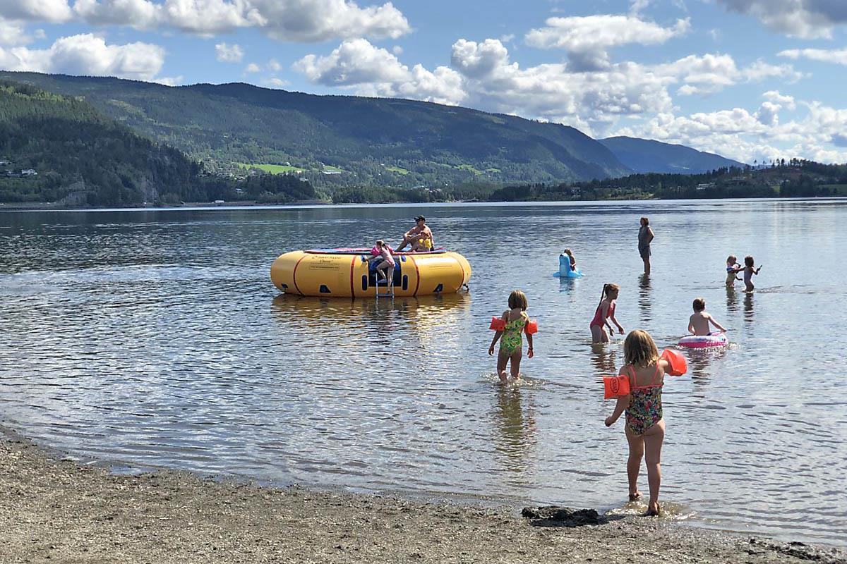 Badeliv på barnevennlig langgrunn sandstrand