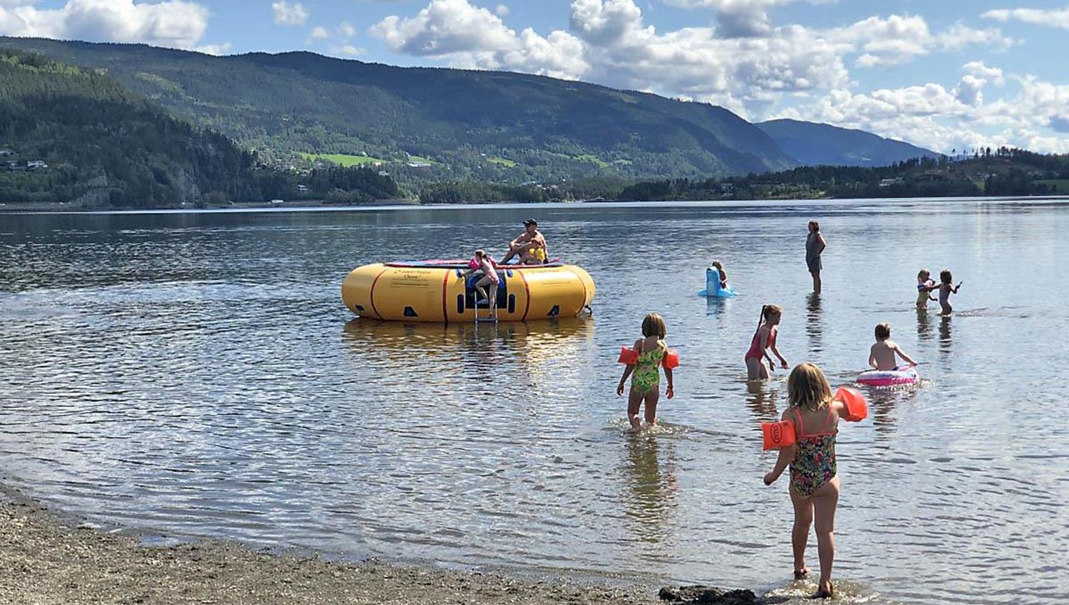 Badeliv på barnevennlig langgrunn sandstrand
