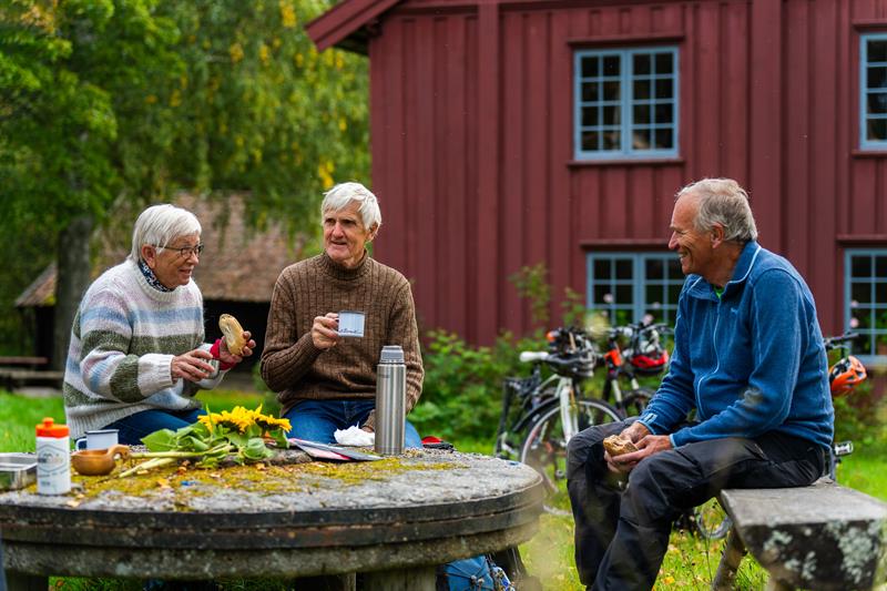 Tre mennesker som tar en rast på Spydeberg bygdemuseet