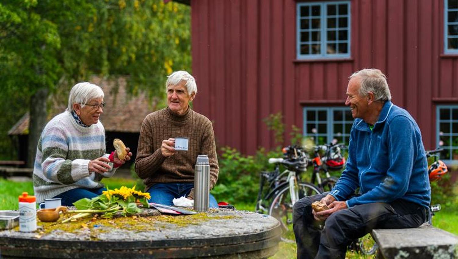 Tre mennesker som tar en rast på Spydeberg bygdemuseet
