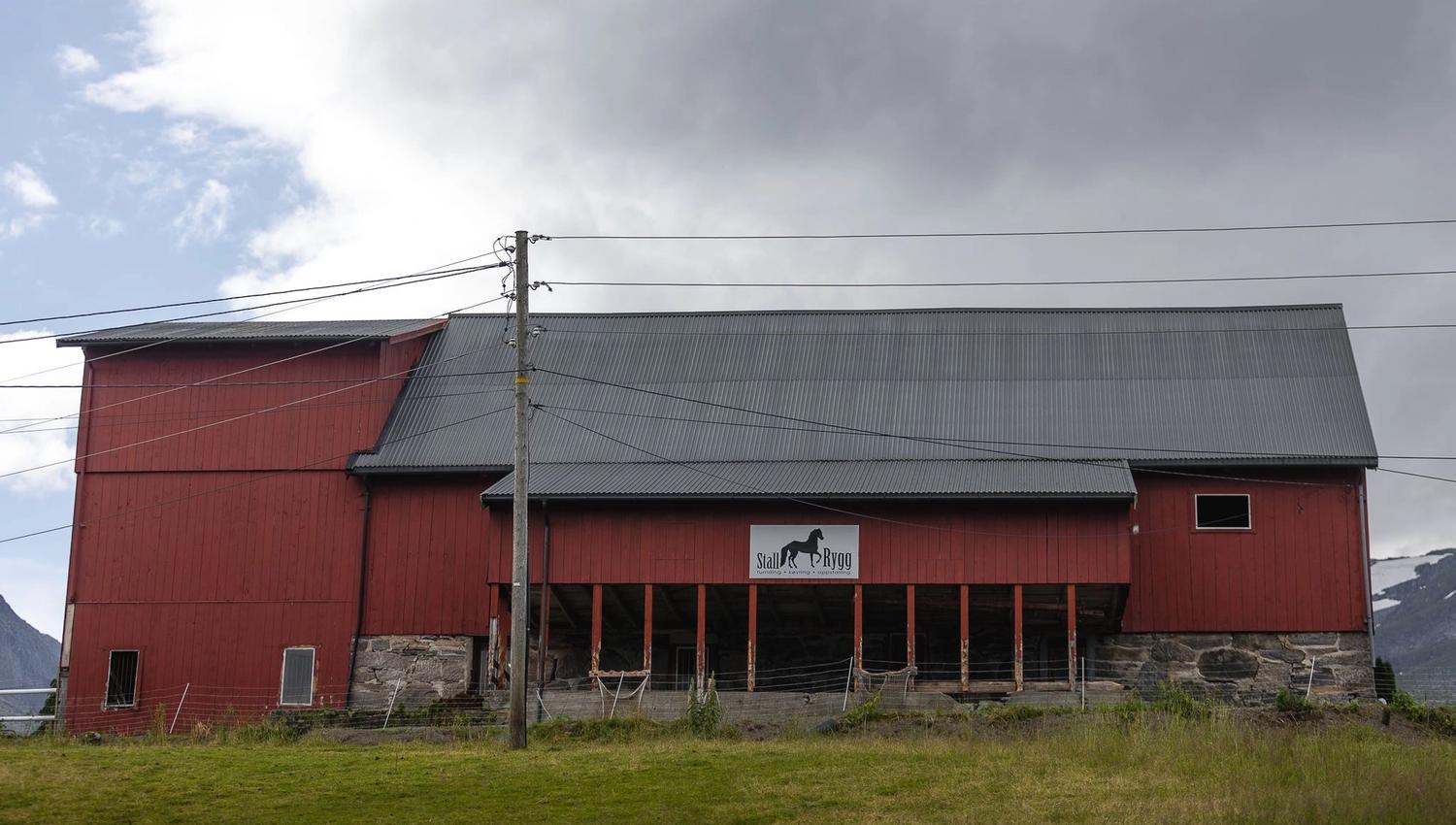 Stall Rygg is beautifully located in Gloppen and offers horseback riding and carriage rides for children and adults throughout the year.